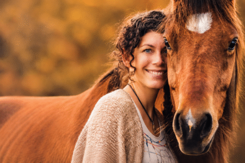 Frau mit Pferd in warmer, heller Naturkulisse – Symbolbild für den Basiskurs Tierkommunikation von Fine Senses Tierkommunikation Sibylle Steinmeier.